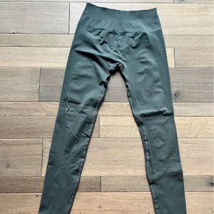 Alphalete Amplify Leggings in Charcoal-Small